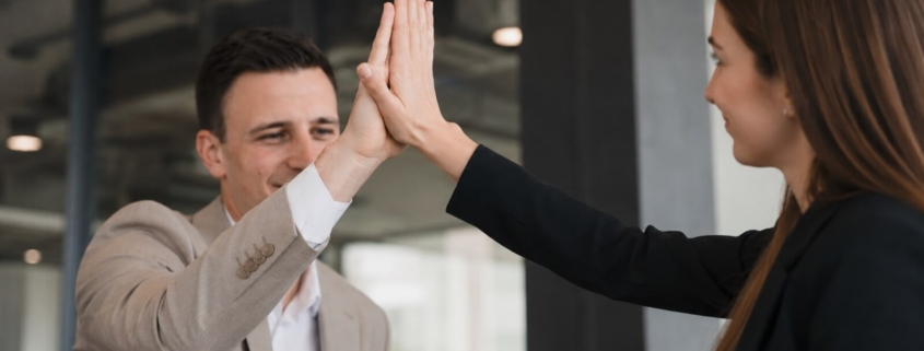 Das Bild zeigt den Handschlag von Nikola Gieniec und Lukas von Weydenberg.
